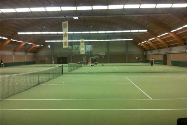 Renovatie 6 tennisvelden ingestrooid tapijt indoor - Sportinfrabouw NV